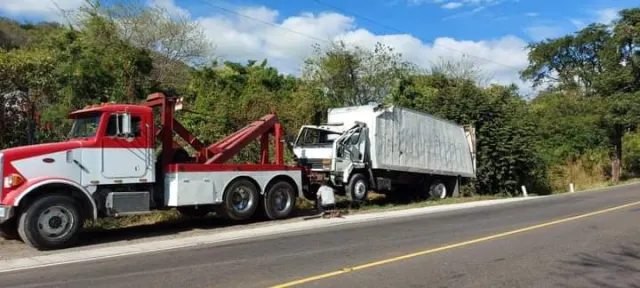 Grúa de arrastre pesada remolcando un camión en carretera
